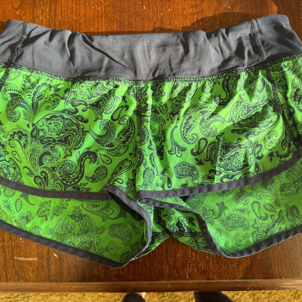 Lululemon Blue and Green Slalom Paisley Inkwell size 8